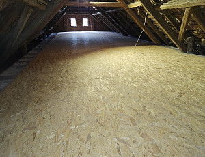 Zateplení stropu rodinného domu pomocí foukané izolace